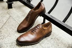 Spécialiste des matières et des couleurs. Choisir Entre Des Chaussures Italienne Noir Et Marrons