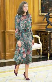 Hurry Queen Letizia S 90 Zara Dress Is Still In Stock Whowhatwear Com Zara Dresses Pretty Fall Dresses Womens Floral Dress