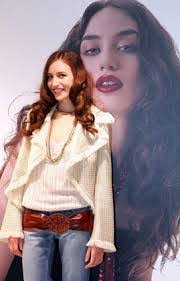 Elizabeth Scarlett's Instagram, Twitter & Facebook