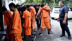 Ridzuan dibawa ke mahkamah majistret, semalam. Sembilan Lelaki Mengaku Tidak Bersalah Utusan Borneo Online