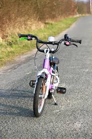 .diy buttons und fahrrad aus draht gebogen karin urban naturalstyle fahrrad mit knöpfen und draht raben basteln kinderspiele welt.de einen schönen rabe basteln aus fotokarton raben falten bastelbogen camping caravan mit einrichtung | miniaturen wohnwagen basteln anleitung. Radfahren Lernen Tipps Und Das Kinderfahrrad Woom 2 Test Lavendelblog