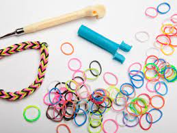 Jeder trägt mittlerweile diese bunten armbänder aus gummi. Rainbow Loom Bander Anleitung
