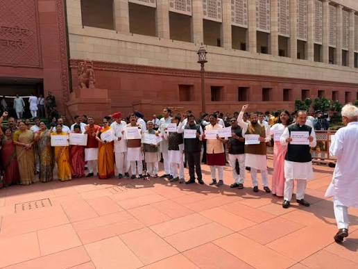 संसद परिसरात सत्ताधारी-विरोधकांमध्ये जोरदार खडाजंगी; मकर द्वारावर खासदार आमने-सामने