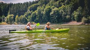 Die gepäckfächer vorne und hinten können mit einer neoprenspanndecke und einem, mit riemen gesicherten lukendeckel, relativ wasserfest verschlossen werden, ein gepäckne Zweier Kajak Delsyk Salish Ausgewildert