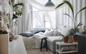 Ikea deutschland | kleine wohnungen haben den vorteil, dass die familie enger zusammenrückt, besonders, wenn das wohnzimmer auch als schlafzimmer dient. Wohnen Auf Kleinem Raum Klein Fein Dein Ikea Deutschland