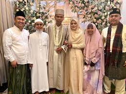 Perceraian antara uas dan sang mantan istri dinilai sesuatu yang mengejutkan. Fwvmxsfea4byem