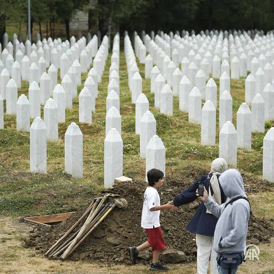 Bosna Hersek’in doğusundaki Srebrenitsa’da, 1995’te Sırplar tarafından gerçekleştirilen soykırımın 30’uncu yıl dönümünde toprağa verilecek 7 cenaze gözyaşlarıyla karşılandı ...