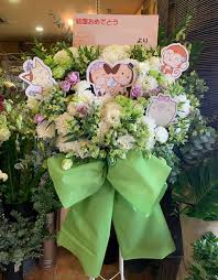 お祝いの気持ちを込めて」ご友人の結婚式にお贈りした結婚お祝いのスタンド花|結婚祝いのおしゃれな祝い花