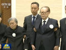 Sep 28, 2013 · 2000年10月11日，江泽民母校扬州东关中小学五年级四班的吴霜给学长江泽民写信，邀请他回母校走一走，看一看。 11月18日，吴霜就收到了江泽民的. 93é«˜é½¡æ±Ÿæ¾¤æ°'è¿'2å¹´ç¥žéš±å¾Œé¦–éœ²é¢ Umedia å„ªå‚³åª'