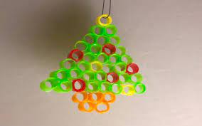 Anda bisa mengubah pola penempatan piring yang berbeda pada dinding, misalnya satu piring besar yang dikelilingi ornamen lucu dan piring kecil dengan pola yang intens. Cara Membuat Hiasan Dinding Simpel Yang Bisa Anda Lakukan Sendiri Blog Qhomemart