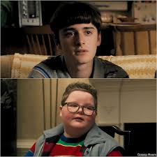 🚨 Noah Schnapp raconte avoir blessé accidentellement Jake Connelly, qui  joue le rôle de Derek, pendant le tournage de "Stranger Things" : "Quand je  devais plaquer Derek, j'ai couru et je l'ai