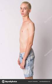 年轻英俊的雌雄同体男子赤裸上身看镜头的个人资料视图——图库图片© amazingmikael 250226382