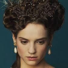 Noemie Schmidt as Henriette