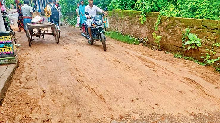 বহু রাস্তা বেহাল, বর্ষায় বাড়ছে দুর্ভোগের আশঙ্কা