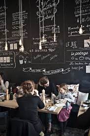 海外のカフェインテリアはセンス抜群 おしゃれな実例フォト集 decor note レストランの内装 カフェ インテリア 黒板壁