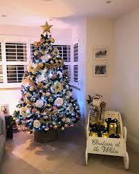 Este Posibil Ca Imaginea Să Conţină Brad De Crăciun Masă Si Interior Holiday Decor Christmas Holiday