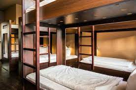 Zu folgenden terminen gilt ein saisonbedingter aufschlag von 10€ pro person und nacht: 4 Bett Zimmer Mit Badezimmer Fohn Und Flatscreentv Aufnahme Von Smart Stay Hotel Berlin City Tripadvisor