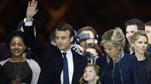 Man googelt brigitte + macron und google schlägt vor: Frankreich Wahl Unsere Familie Ist Mein Sockel Mein Fels In Der Brandung Panorama Sz De
