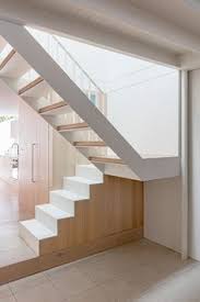 Le Plan De Travail S Etend De La Cuisine Au Jardin Dans La Residence De Sydney Par Benn Penna Architectur In 2020 Home Stairs Design Stairs Design Interior Staircase
