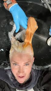 DYING MY HAIR LAST MINUTE BEFORE THE WEDDING.. @matt.rh @bescene  @stylesxdanii #hairdye #wedding #couplegoals #fail