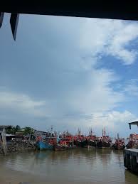 Becareful of kuala kedah jetty parking.never drive to the main gate entering the jetty.over there have few people pretend to be parking guy,they just slaughter me gao gao.i first time go there.so he say he got parking for me ,sit on my (without permission)car guide me to parking lot.end up paying rm100.promise to guard my car. Kuala Kedah Jetty Kuala Kedah Kedah Langkawi