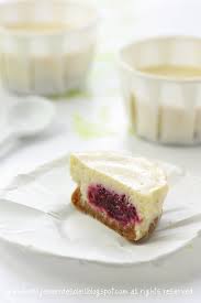 La cheesecake con crema al mascarpone è una torta facilissima da preparare e può essere personalizzata in tanti modi diversi e tutti golosi: Cheesecake Au Mascarpone Et Framboises Cuit Au Bain Marie Un Dejeuner De Soleil