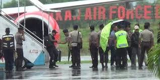 Pembeli tengah menyantap makanan di wartegan, ampera, jakarta selatan, senin, 26 juli 2021. 3 Kri Dan Brimob Merapat Ke Lantamal Tarakan Merdeka Com