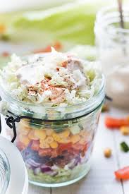 Sałatka gyros to sałatka przekładana na zmianę z mięsem i warzywami. Imprezowa Salatka Weganski Gyros