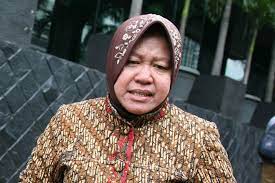 Menteri sosial tri rismaharini (kanan) mengikuti rapat kerja dengan . Tri Rismaharini Marah Demonstran Merusak Pot Tanaman