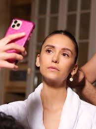 La pequeña niña está limpiando la casa y su hermano roma ensucia todo. How Nina Dobrev Got Ready For The Dior Front Row Vogue