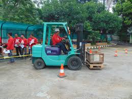Kenyamanan dan kemudahan yang diberikan dengan menggunakan forklift. Operator Forklift Pt Fire Safety Indonesia