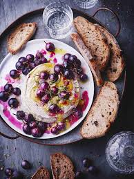 Camembert Roti Au Four Et Raisins En 2020 Recette Camembert Alimentation Camembert Roti