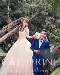 instagram 上的catherine凱瑟琳婚紗攝影 攝影師henry擅長 捕捉新人們可愛的互動 也是婚紗照很受歡迎的選項喔 清新又甜蜜的氛圍 新人 柏宏 龔馨