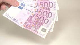 April 2019, in den anderen allen noten gemeinsam sind die europäische flagge, die abkürzung der europäischen zentralbank in den verschiedenen arbeitssprachen der eu im jahr. 4 500 Euro Scheine Fallen Gelassen Durch Die Hand Stock Video Video Von Erfolg Zahl 49177833