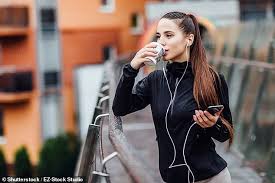 It contains chlorogenic acids, which play a role in weight loss. Drinking Coffee 30 Minutes Before Exercising Can Boost Fat Burning Study Finds Daily Mail Online