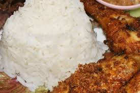 Being their signature dish, this nasi lemak kukus tradisi is. Resepi Nasi Lemak Kukus Ayam Berempah