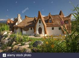 De aceasta data am ajuns pe la pitoreasca biserica fortificata din cristian judetul sibiu, la castelul de lut din valea zanelor care nu mai are nevoie de nici o prezentare, la biserica halmeag, o perla spatele bisericii tradeaza stilul gotic imprastiat in transilvania de abatia cistericiana de la carta. Das Tal Der Feen Castelul De Lut Valea Zanelor Siebenburger Hobbit Burg Erbaut Von Ton Und Sand In Rumanien Siebenburgen Porumbacu De Stockfotografie Alamy