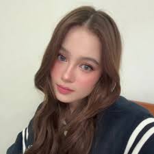 krystal mejes locked in! she's the sixth housemate na nakapagpaland ng  pamato niya, and she chose the left side of the bench which is group nina  ashley, lella, marco, miguel, and princess!