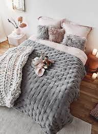Das schlafzimmer ist der raum der ruhe und entspannung bei dem eine tagesdecke für doppelbetten nicht fehlen darf. Wattierte Samt Tagesdecke Cheryl Mit Dekorativer Steppung Westwingnow Bedroom Design Bedroom Decor Quilts Decor
