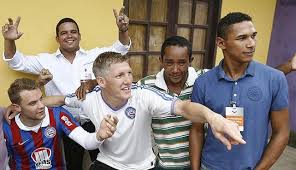 Desatualizado explodir impressionante camisa holanda 2014. Alemaes Passeiam Por Cabralia Vestidos Com Camisa Do Bahia