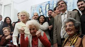 Pero tuvo que modificar sus planes a la fuerza: Emocion Por La Identificacion Del Nieto De Estela De Carlotto La Voz