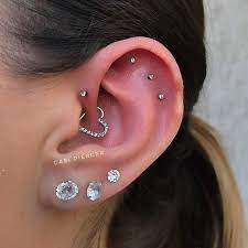 Micro Spot Light Auf Scapha Piercing Und 8230 Light Micro Piercing Scapha Cool Ear Piercings Earings Piercings Scapha Piercing