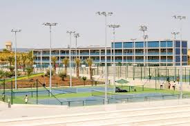 Offers an unforgettable experience for tennis lovers who can be immersed in a professional setting with the best technical team in the world and experience first hand what it means to train with the rafa nadal academy by movistar method, a high intensity academy. Rafa Nadal Academy Luxus Profi Ausbildung Auf Der Sommerinsel Sport Business Magazin