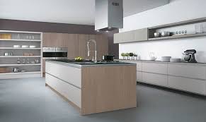 Cocina con gabinetes interiores en mdf, con puertas y vistas color salmon ( laqueado ) con jaladeras de barra y cubierta de dicoin, es una empresa 100% mexicana, dedicada al diseño, fabricación, instalación de cocinas integrales y cubiertas de marmol y granito con una. Guia Arauco Como Disenar Y Construir Correctamente Una Cocina Archdaily Colombia