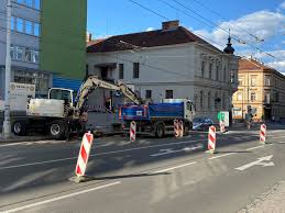 Z důvodu havárie není možný průjezd ulicí kamenice ve směru od nemocnice (směr od kampusu ke kauflandu). Foto Havarie Vodovodu Odrizla Na Kotlarske Trinact Domu Od Vody Doprava Je Vedena Jednim Pruhem Spolecnost Zpravy Brnenska Drbna Zpravy Z Brna A Jihomoravskeho Kraje