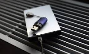 La police australienne ne dit pas si elle connait les « facteurs » qui sèment dans les boîtes aux lettres de la ville ces clés usb infectées. Attention Aux Usb Kill Ces Cles Usb Qui Peuvent Detruire Votre Ordinateur