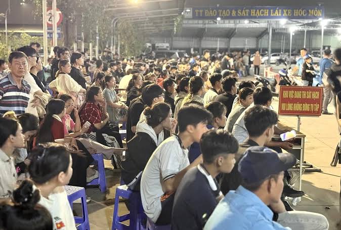 Thi sát hạch bằng lái xe tới nửa đêm