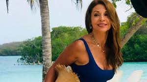 Amparito grisales sigue siendo la reina de la televisión en colombia y faltando pocos años para que la la grisales ha sido la única mujer que ha estado casi 30 veces engalanando las portadas de. Amparo Grisales Sorprende Con Nueva Y Candente Portada En Bikini Kienyke