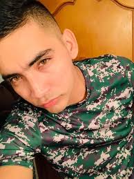 El arma pesa más de 5 kilos , el chaleco llega a pesar hasta 10 kilos , el  casco pesa 1 kilo, pero lo que pesa más es no estar con tu