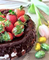 Io e mia madre siamo lontane in questo momento, ma sento comunque il bisogno di dedicarle un dolce speciale. Torta Cioccolato E Fragole Senza Glutine E Senza Uova